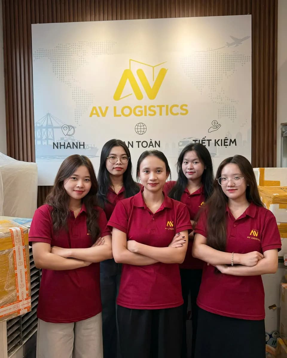 Đội ngũ AV Logistics trước bảng hiệu công ty tại Đà Nẵng