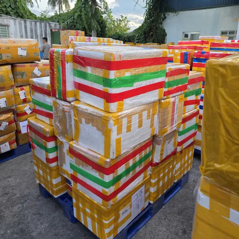 Thùng hàng quấn màng, xếp trên pallet chờ bay