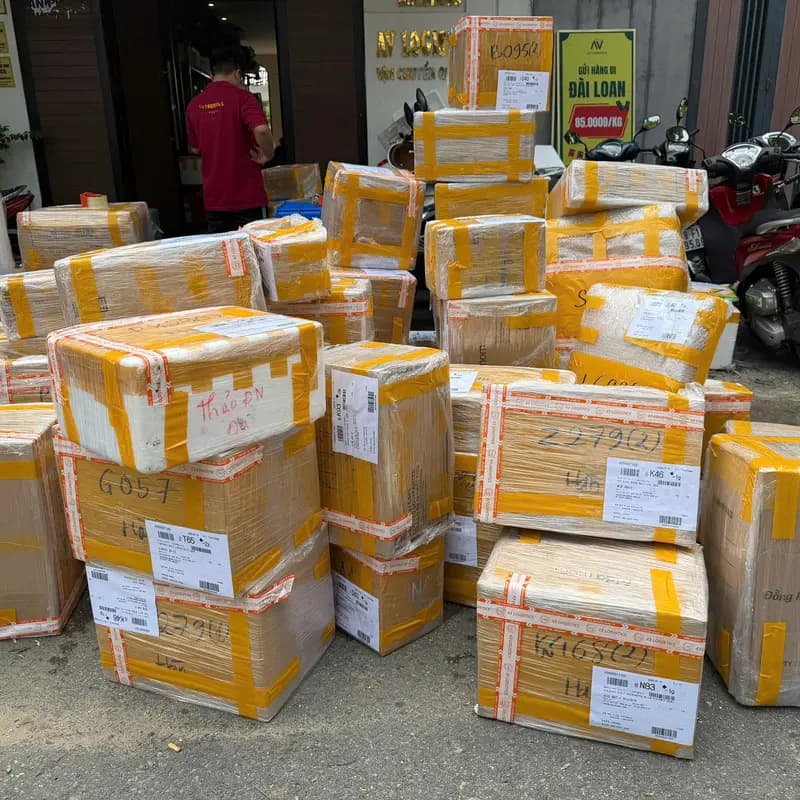 Thùng hàng của khách tập kết trước văn phòng