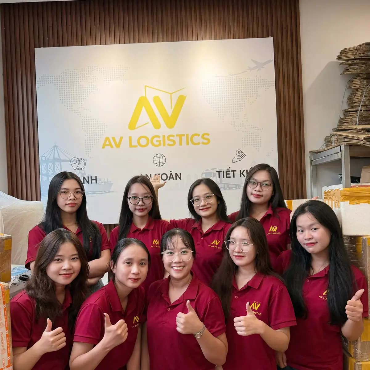 Đội ngũ AV Logistics trước bảng hiệu công ty